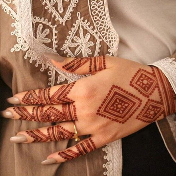 Moroccan Mehndi Backhand Design 4