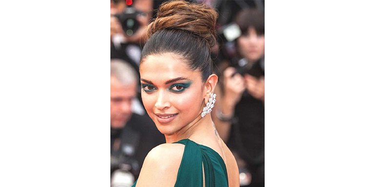 From Kareena, Deepika To Kangana, Bollywood Divas Are Obsessing Over This  Hairstyle - News18