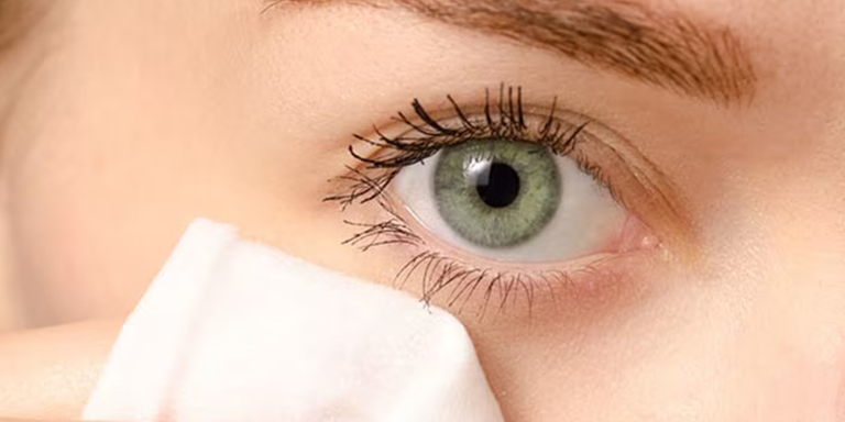 Reduces Under-Eye Puffiness And Dark Circles