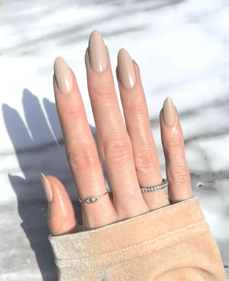 Neutral Summer Nails taupe